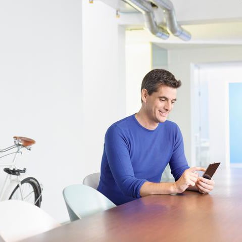 Un uomo che si identifica in modalità digitale con SwissSign Un uomo che si identifica in modalità digitale con SwissSign