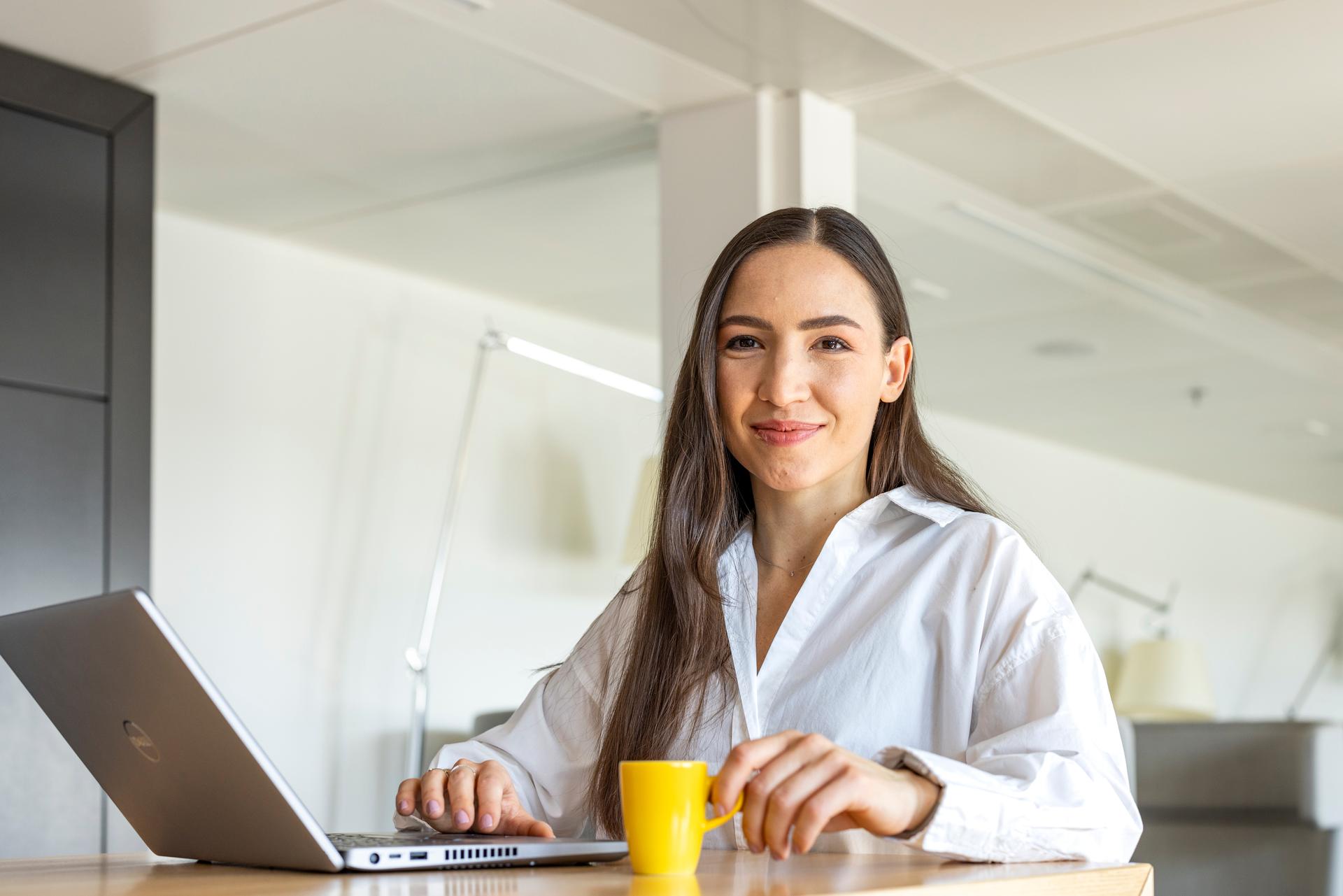 Une collaboratrice des RH utilise HR Café, le logiciel de gestion du personnel Une collaboratrice des RH utilise HR Café, le logiciel de gestion du personnel