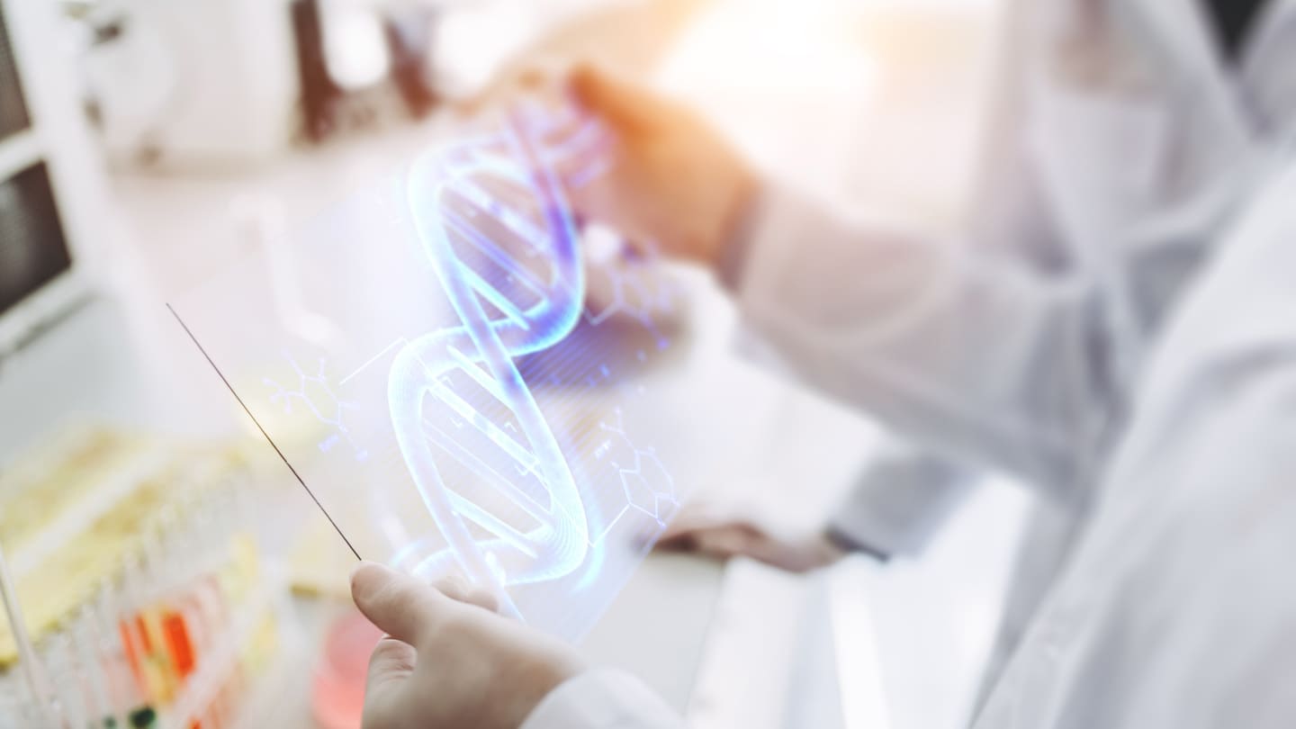 Ricercatori in laboratorio con la visualizzazione digitale del DNA come simbolo di sicurezza dei dati sanitari. Ricercatori in laboratorio con la visualizzazione digitale del DNA come simbolo di sicurezza dei dati sanitari.