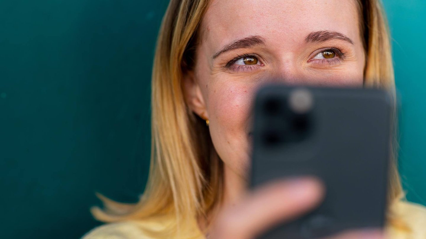 Eine Einwohnerin liest ihre Post unterwegs in ihrer ePost-App.