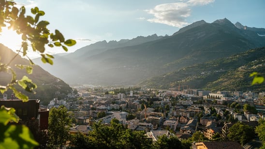 Die Gemeinde Visp im Wallis, inmitten der Berge.