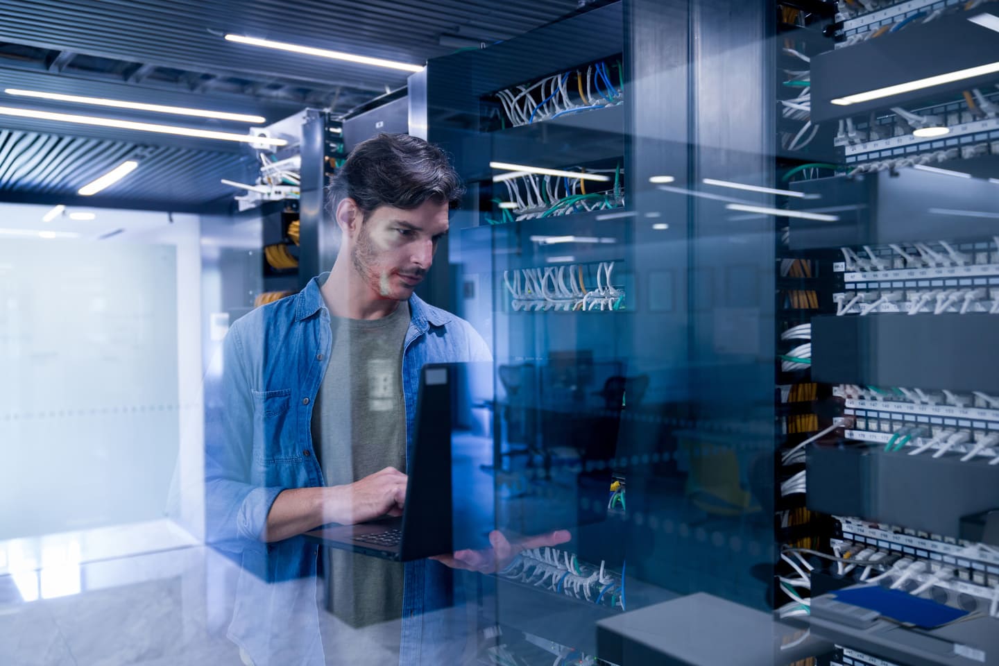 Un homme dans une salle des serveurs Un homme dans une salle des serveurs